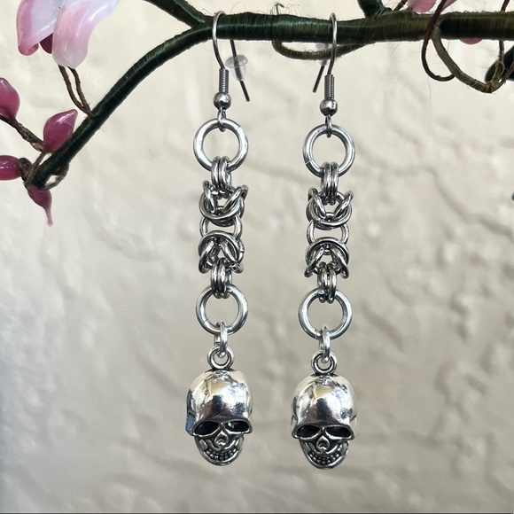 Handmade maille skull dangly stainless steel post earrings boho goth punk silver - Picture 7 of 13